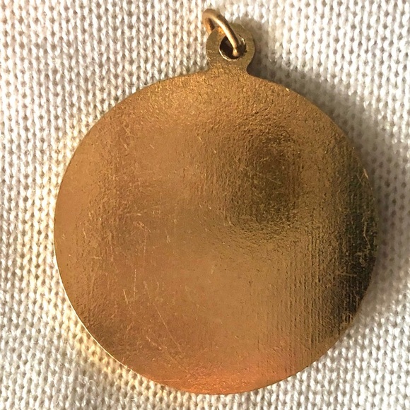 SPEARFISHING PENDANT MEDAL BRASS/GOLD TONE VINTAGE - Picture 3 of 6
